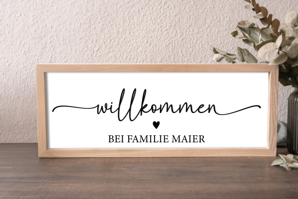Personalisierbares Willkommensschild aus Eschenholz mit schwarzem 3D-Acryl-Schriftzug „willkommen“ und Familienname im UV-Druck